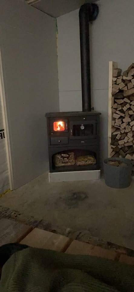 Wood-burning stove for solid fuel. 10 kW heat output. Oven